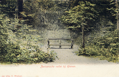 13349 Gezicht in de Zwitserse Vallei in het bos op de Grebbeberg te Grebbe (gemeente Rhenen); met in het midden een bankje.